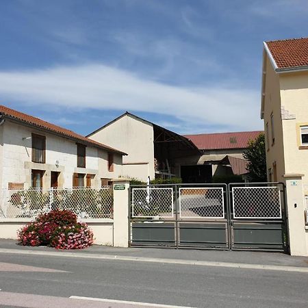 Cour La Dame Chez Beatris Et Christophe Janson Les Grandes-Loges Exterior photo